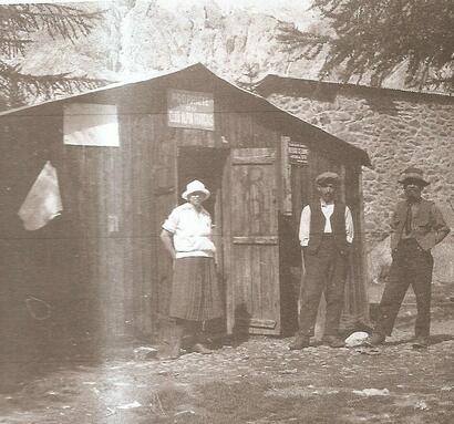 Le refuge Cézanne de 1891,photographie de 1904, avec derrière l'annexe de 1903 Le refuge Cézanne de 1891,photographie de 1904, avec derrière l'annexe de 1903