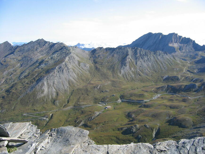 Le col Agnel, carrefour de plusieurs sentiers de montagne Le col Agnel, carrefour de plusieurs sentiers de montagne